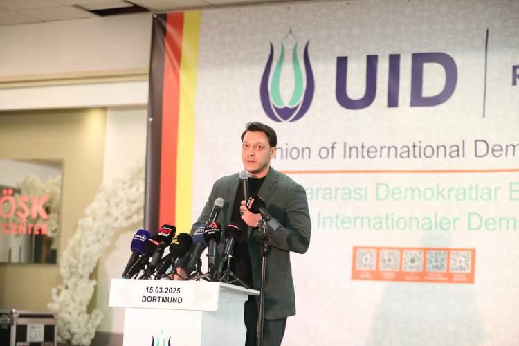 <p>Özil, Almanya hakkında bakış açısının değişmediğini vurgulayarak şunları kaydetti:</p>

<p><em><strong>"Alman medyasıyla sorunlar yaşadım. Almanya'yı seviyorum, burada ekmek paramı kazandım. Bana imkan verdiler, burada yetiştim. Ben de bazı günlerde yoruluyordum ama pes etmiyordum."</strong></em></p>

