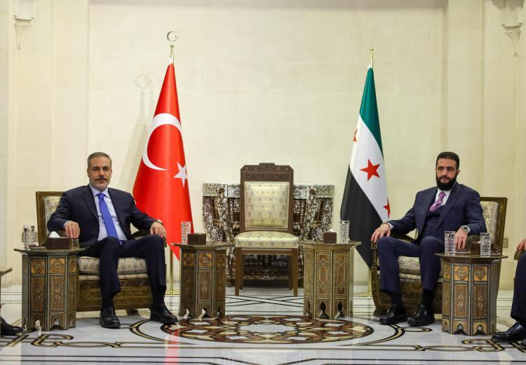 <p><strong>ŞARA, FİDAN'I AĞIRLADI</strong></p>
<p>Şam'da bulunan Bakan Hakan Fidan, Suriye Devlet Başkanı Ahmed Şara ile bir araya geldi.</p>