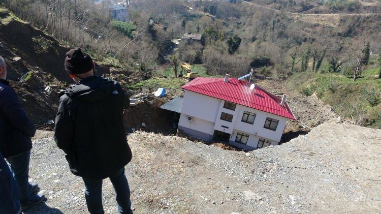 <p>Heyelanlı bölgede derin çatlaklar oluşurken, evin yol çalışmalarının tamamlanmasının ardından yıkılacağı belirtildi. </p>