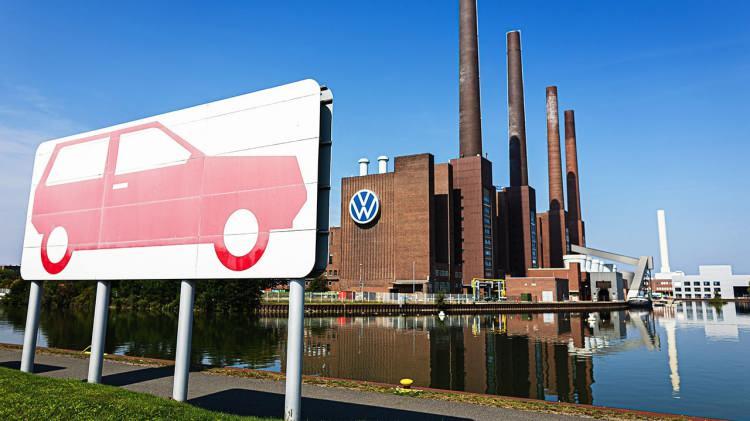 <p>Ancak bu sosis satış başarısı, otomobil satışlarında kendini göstermedi. Volkswagen Grubu'nun araç satışları, 2024 yılında yüzde 2,3'lük düşüşle 9,03 milyon adede geriledi.<br />
<br />
<br />
Volkswagen markası ise toplamda yaklaşık 5,2 milyon otomobil ve kamyonet sattı. Böylelikle Currywurst, Volkswagen markasının araç satışlarını geride bırakarak şirketin en fazla satan ürünü oldu.</p>

<p> </p>
