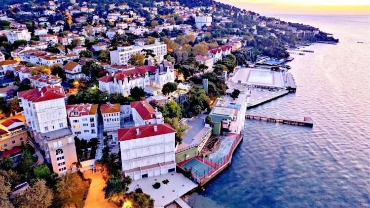 <p><strong>BÜYÜKADA</strong></p>
<p><strong>Ulusal Hava Kalite İzleme Ağı</strong></p>
<p><strong>Büyükada- 45 - İYİ</strong></p>
<p><strong>İBB'nin Hava Kalitesi İzleme Merkezi</strong></p>
<p><strong>(Arka plan) - 37 - İYİ</strong></p>
<p> </p>