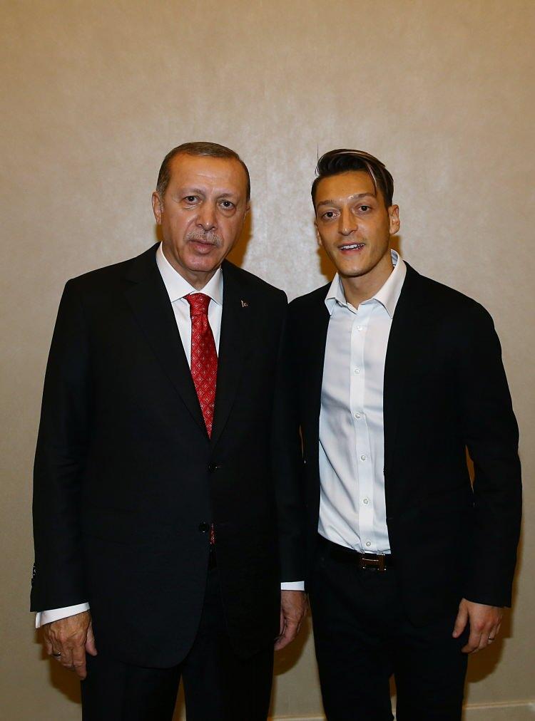 <p><span style="color:rgb(0, 0, 0)">Özil, ilerde Fenerbahçe'de teknik adam olarak görev alıp almayacağının sorulması üzerine, Fenerbahçe hastası olduğunu belirterek "</span><em><strong>Ben Fenerbahçe maçlarını izleyerek büyüdüm. Ama görev almayı düşünmüyorum. Başka projeler var. Ama 'hayır' demiyorum. Her zaman Fenerbahçeli olacağım, her zaman destek vereceğim</strong></em><span style="color:rgb(0, 0, 0)">." diye konuştu.</span></p>