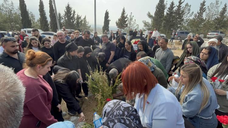 <p>Tabutu öpüp ağlayan kardeşi Ekin ise “Ablam” diye feryat etti. Ekin’i babası yüzünü okşayarak teselli etmeye çalıştı.</p>

<p> </p>
