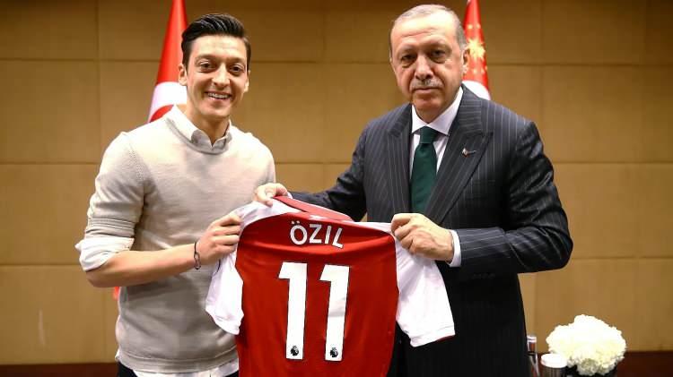 <p><strong>"ANTRENÖRLÜK YAPMAYI DÜŞÜNMÜYORUM"</strong></p>
<p>Profesyonel olarak antrenörlük yapmayı düşünmediğini aktaran Özil, <em><strong>"Mesut Özil spor akademisi kuracağım. Ben gençlerle bir arada olmak, onların elinden tutup kendilerini, vatanlarını, milletlerini dünyada temsil etmelerini istiyorum. Türk futbolcuların dünya kulüplerinde görülmesi, hedefim bu şekilde." </strong></em>dedi.</p>