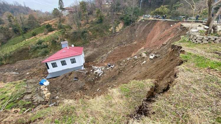 <p>Artvin'in Hopa ilçesinde meydana gelen heyelan nedeniyle 2 katlı bir ev 50 metre sürüklenirken, evde kimsenin olmaması büyük bir felaketin önüne geçti.</p>

<p> </p>
