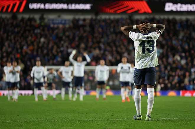 <p>Fenerbahçe'nin UEFA Avrupa Ligi son 16 turunda Rangers'a elendiği maç Ada basınında manşetleri süsledi.</p>
