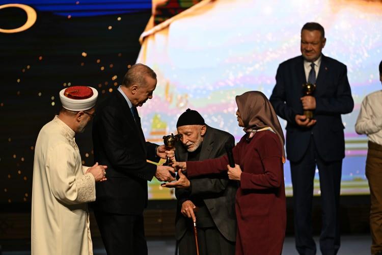 <p>Aileye Adanmışlık ve Meslekte Kararlılık: Dr. Gülhanım Bayrak<span style="color:rgb(67, 67, 67)"> </span></p>
