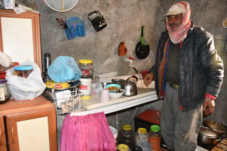 <p>Yaylada kalan 4 aileden biri olan Aslan'a Kaymakamlık ve ilgili kurumlar yardım ediyor.</p>