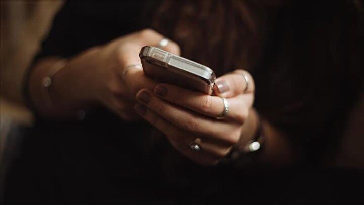 <p><strong>Kimlik avı (phishing) mesajları:</strong> SMS'te gelen 'Cüzdanınız bloke edildi, açmak için giriş yapın' gibi mesajlarla kullanıcıların kimlik ve banka bilgileri çalınıyor.</p>
<p><strong>Sahte mobil uygulama linkleri:</strong> Resmi borsa uygulamaları yerine sahte APK veya linkler göndererek kullanıcıların telefonlarından cüzdanları çalınıyor.</p>