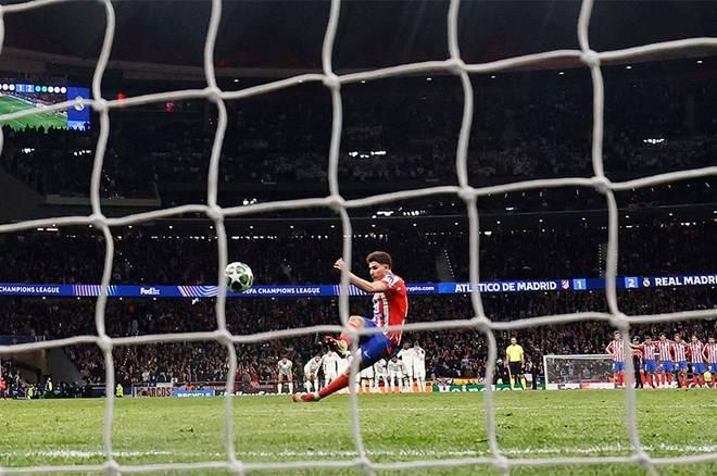 <p>Golden sonra yapılan VAR incelemesinde Alvarez'in topa iki kez dokunduğu tespit edildi ve gol geçerli sayılmadı.</p>