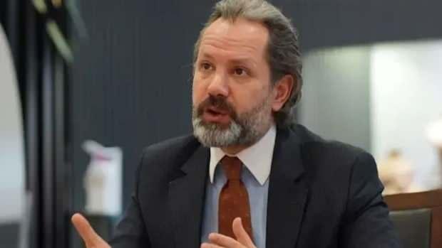 <p>İslam Memiş, "Dövizle ticaret yapanlar için önemli olduğu için ben düşüşler beklemiyorum. Sosyal medyada böyle ilginç mesajlar var, neyi duyduğu belirsiz insanların paylaşımları var. Sadece dikkat çekmek için takipçi kasmak için konuşuyorlar. Bizim yol haritamızda böyle bir şey yok. Biz yükseliş yönlü beklentimizi hâlâ korumaya devam ediyoruz" dedi</p>
<p> </p>