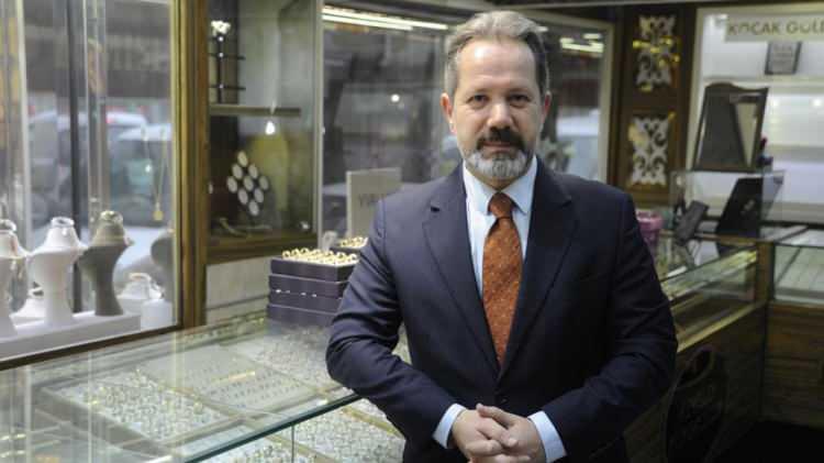 <p>Ons altın geçen haftalık bazda 100 dolar değer kaybı gördük. Çok hızlı düşüş gördük ve şu an da tekrar tepki alımıyla birlikte 2.920 dolar seviyesine yükseldi. Normalde direnç seviyesi 2.900 dolardı. 2.923 dolar seviyesi oldu. Neden 2.900 dolar seviyesine yukarı yönü kırdı. Çünkü Amerika’ya karşı vergiyle alakalı misilleme haber akışları geldi. Trump yüzde 15-20 olan vergileri yine artırdı.</p>
<p> </p>