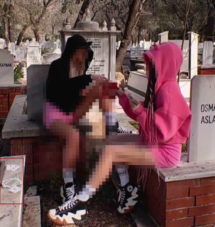 <p><span style="color:rgb(0, 0, 0)">Durumu fark eden güvenlik görevlileri, kadınları mezarlık dışına çıkardı. </span></p>