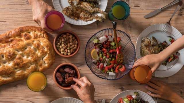 <p><span style="color:#FF0000"><strong>HALKIN BEKLENTİSİ "UYGUN FİYATLI MENÜLER"</strong></span></p>
<p><span style="color:#000000"><strong>Restoran seçerken halkın yüzde 73,7'si fiyat uygunluğunu, yüzde 58'i lezzet ve kaliteyi önemsiyor. Menü çeşitliliği yüzde 27,3; servis hızı yüzde 17,5; ulaşım kolaylığı yüzde 15 oranlarında karşılık bulurken, restoranın atmosferi, çocuk alanı ve Ramazan eğlencesi gibi faktörler de seçimde ön plana çıkıyor.</strong></span></p>