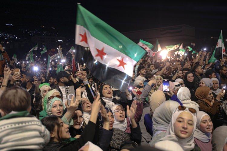 <p><strong>"Bugün burada sadece devrimin yıl dönümünü kutlamıyoruz, aynı zamanda bağlılığımızı yeniliyor, şehitlerimizi anıyor ve mücadelemizi sürdüreceğimizi vurguluyoruz."</strong> diyen Mahmud, Halep’te yıllar sonra tekrar meydanlarda toplanmanın önemine dikkati çekti.</p>
