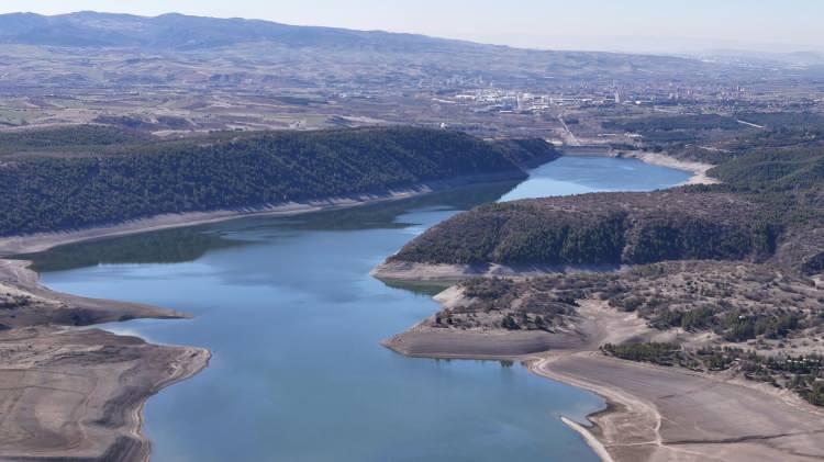 <p>9 Şubat 2025'te toplam su miktarı 456 milyon 210 bin metreküp iken, 9 Mart 2025 itibarıyla bu rakam 431 milyon 840 bin metreküpe geriledi. </p>