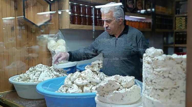 <p><strong>Güneydoğu Anadolu Bölgesi</strong><br />
- Siirt Sütlü Otlu Peyniri – Baharatlarla karıştırılan, yarı yumuşak bir peynir.<br />
- Mardin Baharatlı Peyniri – Kırmızı biber, kekik gibi baharatlarla tatlandırılmış sert peynir.<br />
- Diyarbakır Tava Peyniri – Erime özelliği yüksek, tava yemeklerinde kullanılan bir peynir.<br />
- Gaziantep Baharatlı Peyniri – Kekikli, kimyonlu özel bir peynir türü.<br />
- Adıyaman Tulum Peyniri – Uzun süre mağarada bekletilerek yapılan, yoğun aromalı bir peynir.</p>

<p> </p>

