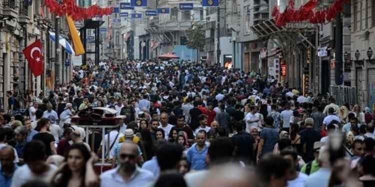<p>Türkiye'de en yaygın olan kadın ismi ise "<strong>Fatma" </strong>oldu.</p>
<p>Bu isme sahip 1 milyon 164 bin 268 kişi bulunuyor.</p>
<p>Onu, 915 bin 587 kişinin taşıdığı <strong>"Ayşe"</strong>, 784 bin 176 kişiyle <strong>"Emine</strong>" isimleri izledi.</p>
