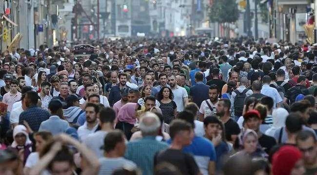 <p>Bunun yanı sıra "<strong>Hatice"</strong> ismi 714 bin 977 kişi tarafından, <strong>"Zeynep"</strong> ismi 704 bin 355 kişi tarafından kullanılıyor.</p>
<p><strong>"Elif"</strong> adını taşıyanların sayısı 553 bin 984 olarak kayıtlara geçerken, <strong>"Meryem", "Merve", "Zehra" ve "Esra"</strong> isimleri sırasıyla 319 bin 635, 293 bin 302, 268 bin 273 ve 248 bin 215 kişiyle en yaygın isimler arasında bulunuyor.</p>