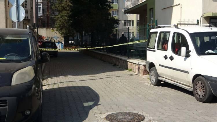 <p>Ancak Burak A. polise direndi, yerde yatan Okay'ın alınmasına izin vermedi. </p>