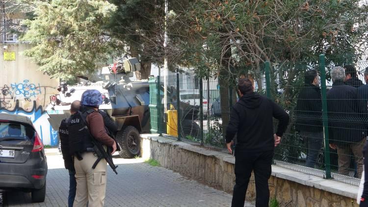<p>Bunun üzerine polis ekipleri, arka taraftan duvarı delip, şüphelinin bulunduğu binaya girdi. </p>