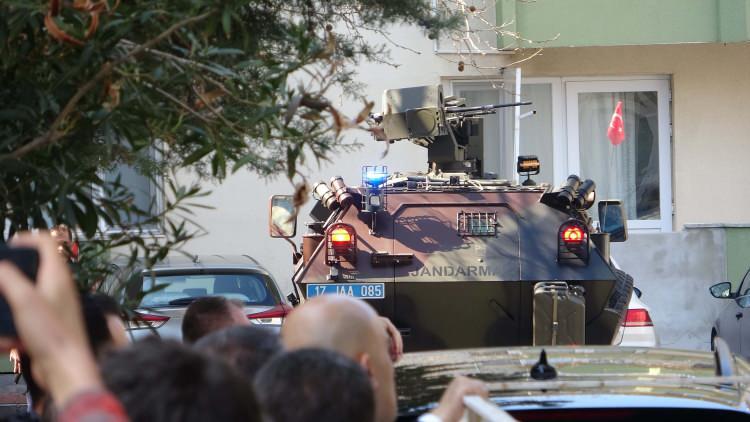<p>Buradan Okay'a ulaşan ekipler, onu bulunduğu yerden aldı. Sağlık ekiplerine teslim edilen Fikret Okay, Çanakkale Mehmet Akif Ersoy Devlet Hastanesi'ne kaldırıldı.</p>
<p> </p>