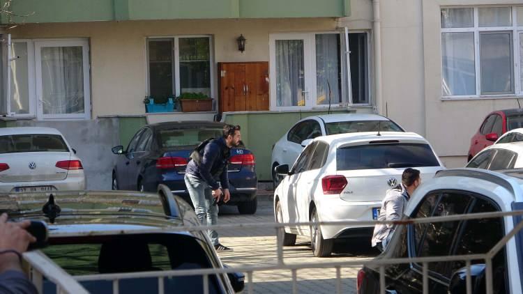 <p>Burak A., çıkan çatışmada vurularak etkisiz hale getirildi. Operasyonda bir polis ise hafif yaralandı.</p>
<p> </p>
