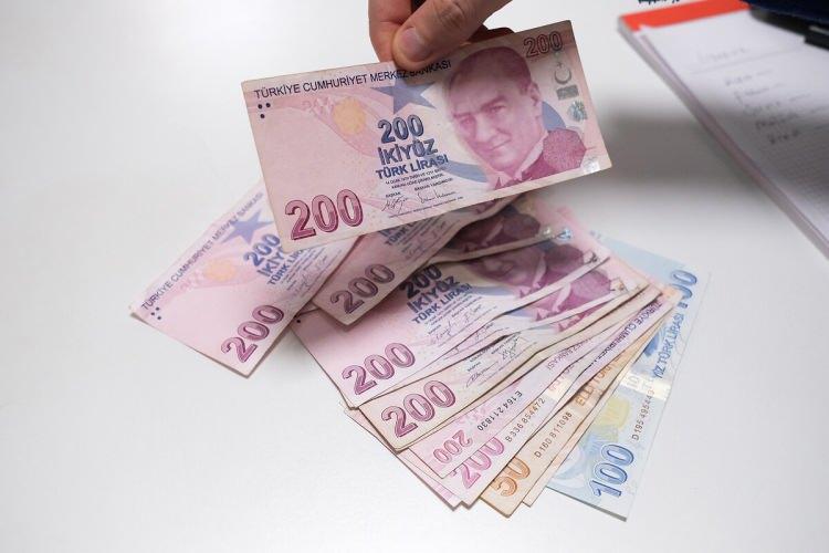 <p><span style="color:#B22222"><strong>İZİNLERİN UZATILMASI GÜNDEMDE Mİ?</strong></span></p>
<p> </p>
<p>Çalışma Bakanı Vedat Işıkhan, geçtiğimiz günlerde, <strong><em>"Doğum iznini artıracak, işçi ile memur arasındaki farkları giderecek çalışmalarımıza başladık"</em></strong> açıklamasını yaptı.</p>
<p>Ayrıca Cumhurbaşkanı Yardımcısı Cevdet Yılmaz başkanlığında toplanan nüfus politikaları kurulu da doğum izninin uzatılması ile ilgili çalışma başlattı.</p>