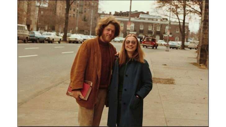 <p><span style="color:#B22222"><strong>BİLL VE HİLLARY CLİNTON ÜNİVERSİTEDE</strong></span><strong> | 1973</strong></p>
<p> </p>
<p>Bill ve Hillary Clinton, üniversitede ilk olarak öğrenci olarak tanıştıkları zaman.</p>
