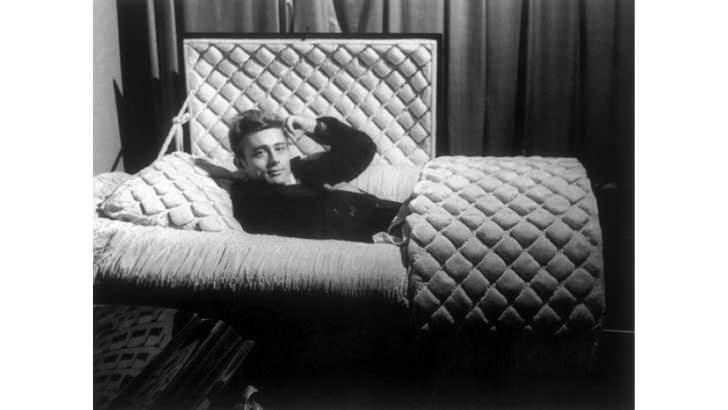 <p><strong><span style="color:#B22222">BİR MEZARCI ÖLEN SİNEMA OYUNCUSU JAMES DEAN'IN TABUTUNDA POZ VERİYOR</span>  |  OCAK 1955</strong></p>

<p> </p>

<p>James Dean trafik kazası sebebiyle öldüğü sene memleketindeki bir mezarcının tabutunda poz verirken</p>
