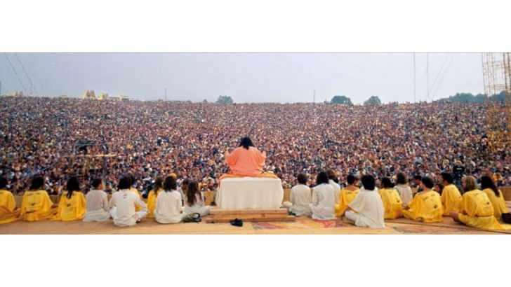 <p><strong><span style="color:#B22222">WOODSTOCK MÜZİK FESTİVALİ AÇILIŞ SEREMONİSİ, BETHEL, NEW YORK</span> | 14 AĞUSTOS 1969</strong></p>
