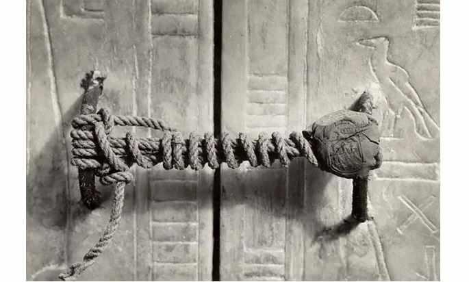 <p><strong><span style="color:#B22222">TUTANKAMON'UN MEZARI ÜZERİNDEKİ KIRILMAMIŞ MÜHÜR, 3245 YILDIR DOKUNULMAMIŞ</span>  |   1922</strong></p>

