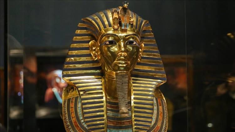 <p><span style="color:#B22222"><strong>Tutankhamun kimdir?</strong></span></p>

<p> </p>

<p>Tutankhamun veya Tutankamon, Mısır tarihinin Yeni Krallığı sırasında 18. hanedanlığın sonunda, kraliyet ailesinin sonuncu lideri olan ve MÖ 1332 – MÖ 1323 yılları arasında hüküm sürmüş Mısır firavunudur</p>
