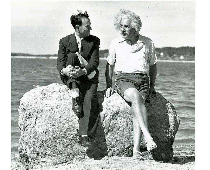 <p><strong><span style="color:#B22222">ALBERT EINSTEIN GÜNEŞLENİYOR</span>  |  YAZ 1939</strong></p>
