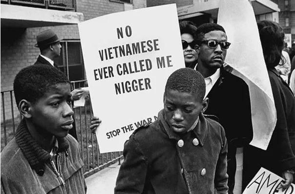 <p><strong><span style="color:#B22222">AFRO-AMERIKALILAR HARLEM BARIŞ YÜRÜYÜŞÜ SIRASINDA VIETNAM SAVAŞINI PROTESTO EDİYOR</span>  |  1967</strong></p>
