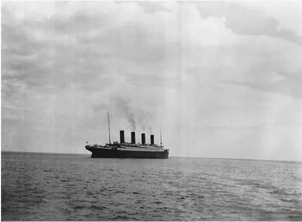 <p><strong><span style="color:#B22222">TİTANİK'İN BATMADAN ÖNCEKİ SON FOTOĞRAFI</span> | 1912</strong></p>