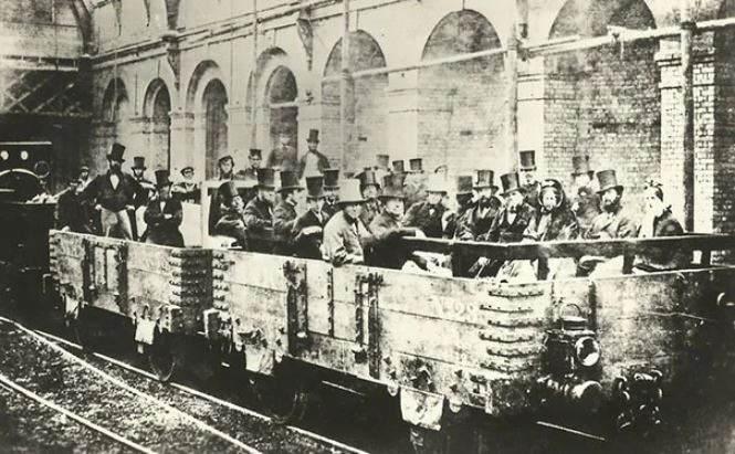 <p><strong><span style="color:#B22222">TARİHİN İLK METRO YOLCULUĞU - Edgware Road İstasyonu, Londra </span> | 1862</strong></p>