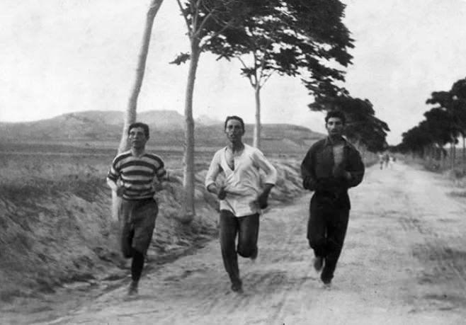 <p><strong><span style="color:#B22222">TARİHİN İLK MODERN OLİMPİYAT OYUNLARINDA MARATONDA KOŞAN ÜÇ ERKEK</span> | 1896</strong></p>
