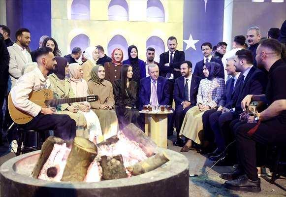 <p>Ateş başında gençlerle oturan Erdoğan, sohbet ederek çay içti.</p>
<p> </p>