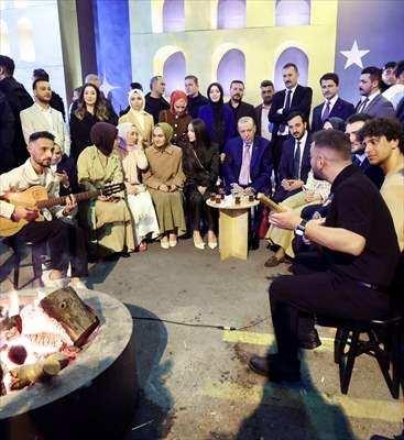 <p>Gençler buluşmada gitar ve bağlama çalıp, şarkı söyledi.</p>
<p> </p>
