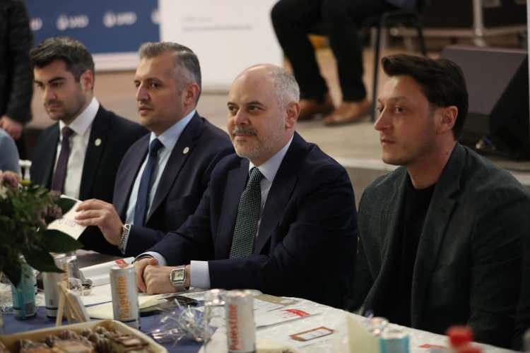 <p><span style="color:rgb(0, 0, 0)">Özil, Lionel Messi'yle karşılaştırdığında Christian Ronaldo'yu daha çok beğendiğini kaydederek, onunla beraber top oynadığını hatırlattı. Mesut Özil, "</span><em><strong>Ama ben Türk futbolculardan yanayım, onları destekleyip başarılı olmalarını istiyorum</strong></em><span style="color:rgb(0, 0, 0)">." diye konuştu.</span></p>