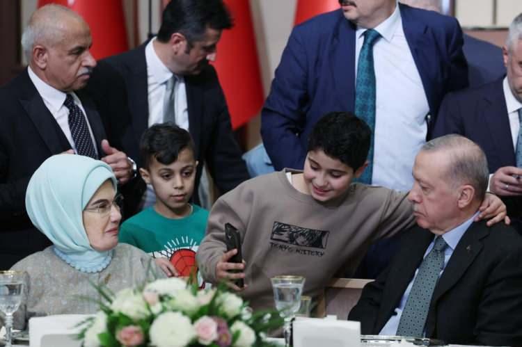 <p>Cumhurbaşkanı Recep Tayyip Erdoğan ve Eşi Emine Erdoğan, Cumhurbaşkanlığı Külliyesi'nde ‘Filistinlilerle Kardeşlik İftarı ‘'nda Filistinli aileleri ağırladı.</p>
