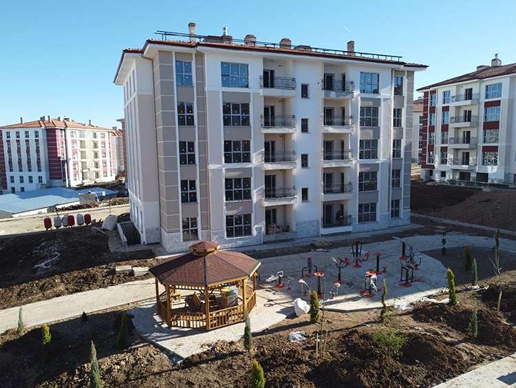 <p>Başvuruya alınacak konut tipleri 2+1 ve 3+1 olarak duyuruldu.</p>
<p>Kura tarihi 28 Mart 2025 saat 14:00 olarak açıklandı.</p>