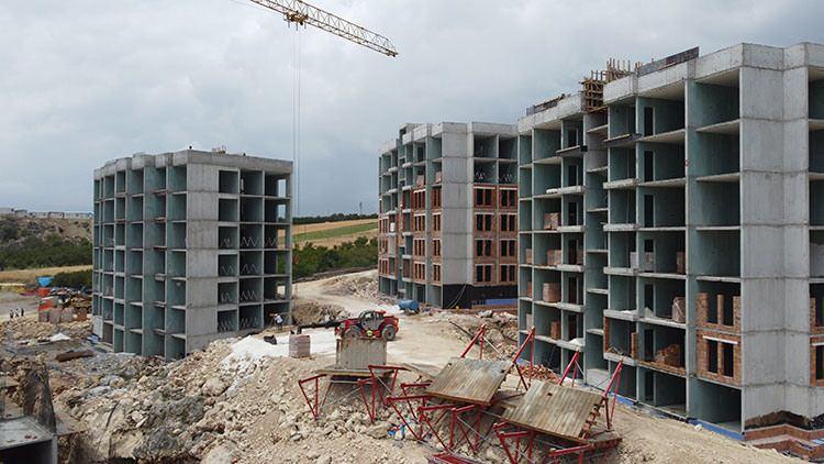 <p>Sözleşme imzalanacak banka şubesi T. Halk Bankası AŞ. Orhangazi / Bursa olarak duyurulurken, asil hak sahipleri sözleşme imzalama tarihleri 07 Nisan 2025 - 11 Nisan 2025 olarak belirtildi. Bunun yanı sıra yedek hak sahipleri sözleşme imzalama tarihleri 16 Nisan 2025 - 18 Nisan 2025 olarak açıklandı. Bu noktada asil hak sahiplerinin sözleşme imzalama işlemlerini tamamladıklarından sonra kalan konutlar için olduğu da belirtildi.</p>

