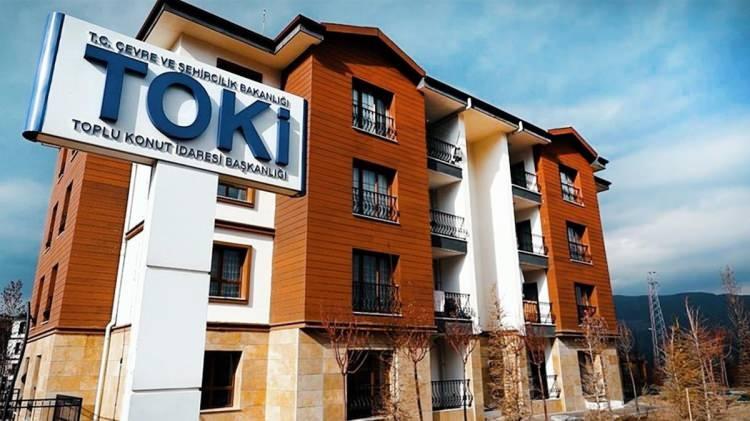 <p>Taşınmazlar için borç bakiyesinin, tercih edilen peşinat miktarına göre 120 ay boyunca aylık taksitler halinde ödeneceği açıklandı.</p>
<p>Bunun yanı sıra daireler için borç bakiyesi ve aylık taksitlerin, her yılın Ocak ve Temmuz aylarında olmak üzere yılda iki kez, önceki 6 aylık dönemdeki memur maaş artış oranı uygulanarak artırılacağı belirtildi.</p>