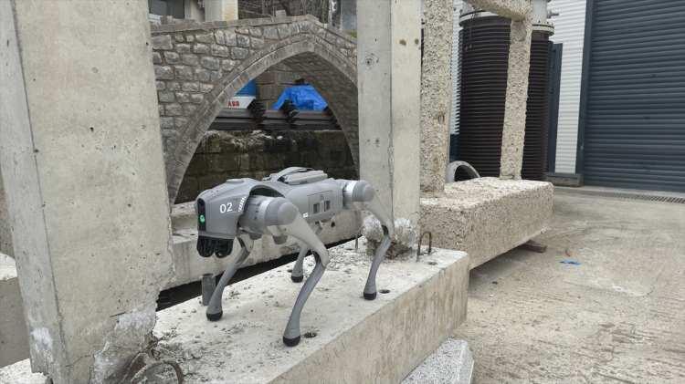 <p><strong>Robot köpeğin yapay zeka ile hasar tespitinde otomatikleşeceğini vurgulayan Hacıefendioğlu, şunları kaydetti:</strong></p>

<p> </p>

<p><em><strong>"Çünkü tek bir odaklanma noktası var. Bir hasara 'A' dediğinde o hasar A olacaktır. Çok fazla görüntü eğitimi alıyor. Dolayısıyla insan kararından çıkmış oluyor.</strong></em></p>

<p><em><strong>İkinci aşamada da uzaktan bir tespit olacak. Bu uzaktan tespitte insanın can tehlikesi ortadan kalkıyor.</strong></em></p>

<p><em><strong>Siz dışarıdayken köpek içeriye girecek, bir otomasyon sisteminde binayı dolaşacak, aldığı görüntüler sonucunda otomatik olarak geri dönecek ve biz bilgisayarımızdan bunu raporlayacağız. Binayı hemen o anda orta hasarlı, ağır hasarlı veya hafif hasarlı diye sınıflandırabileceğiz."</strong></em></p>
