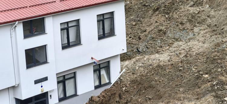 <p><strong>O suyun toprağı yumuşatması nedeniyle evimiz kaydı. Büyük mağduriyetimiz var, ne olacak bilmiyorum" </strong></p>