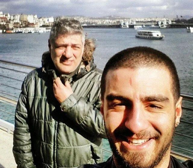 <p>Tayfur’un torununu görenler beğeni yağmuruna tuttu. Sosyal medyada “Maşallah dedesine benziyor”, “Ben kimseye benzetemedim” gibi yorumlar yapıldı.<br />
</p>
<p><strong>İŞTE FERDİ TAYFUR'UN İLK GÖZ AĞRISI...</strong></p>
<p> </p>