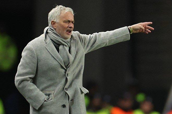 <p><strong>TheSun: </strong>Öfkeli Mourinho, Rangers maçı sonrası hakemlerin Fenerbahçe'nin 3 penaltısını vermediğini söyledi. Maç sırasında kart gören Portekizli, hakemi de "kibirli" olarak nitelendirdi.</p>
