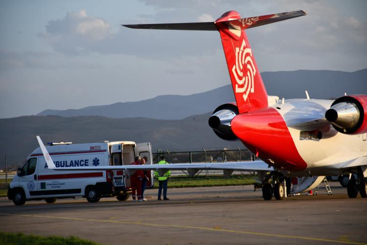 <p>Sağlık Bakanlığınca gönderilen ambulans uçak, yangında yaralanan 3 kişiyi İstanbul'a nakletmek için Uluslararası Üsküp Havalimanı'na iniş yaptı.</p>
